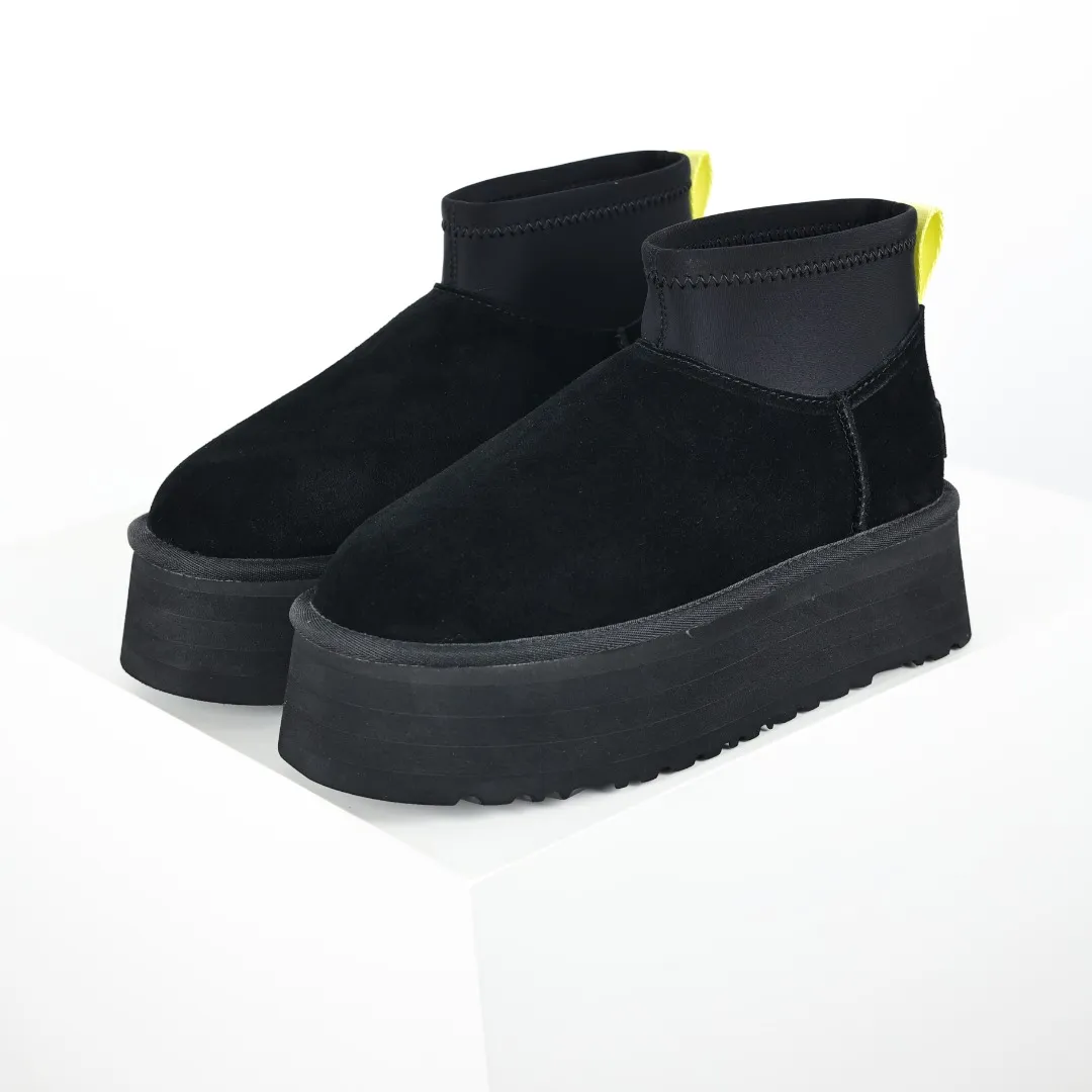 Pick up locally 💰600 Core recommended good price It is a very suitable choice for home furnishings. In the new year, uug launched a series of styles, which are partial to the preferences of young consumers and have also moved to the forefront of fashion trends. Shoe body material: water-repellent coated suede upper, 17 mm UGGPURE™ implantable wool insole, lightweight non-slip and comfortable rubber outsole, with brand LOGO and trademark, with full packaging Size: 35 36 37 38 39 40